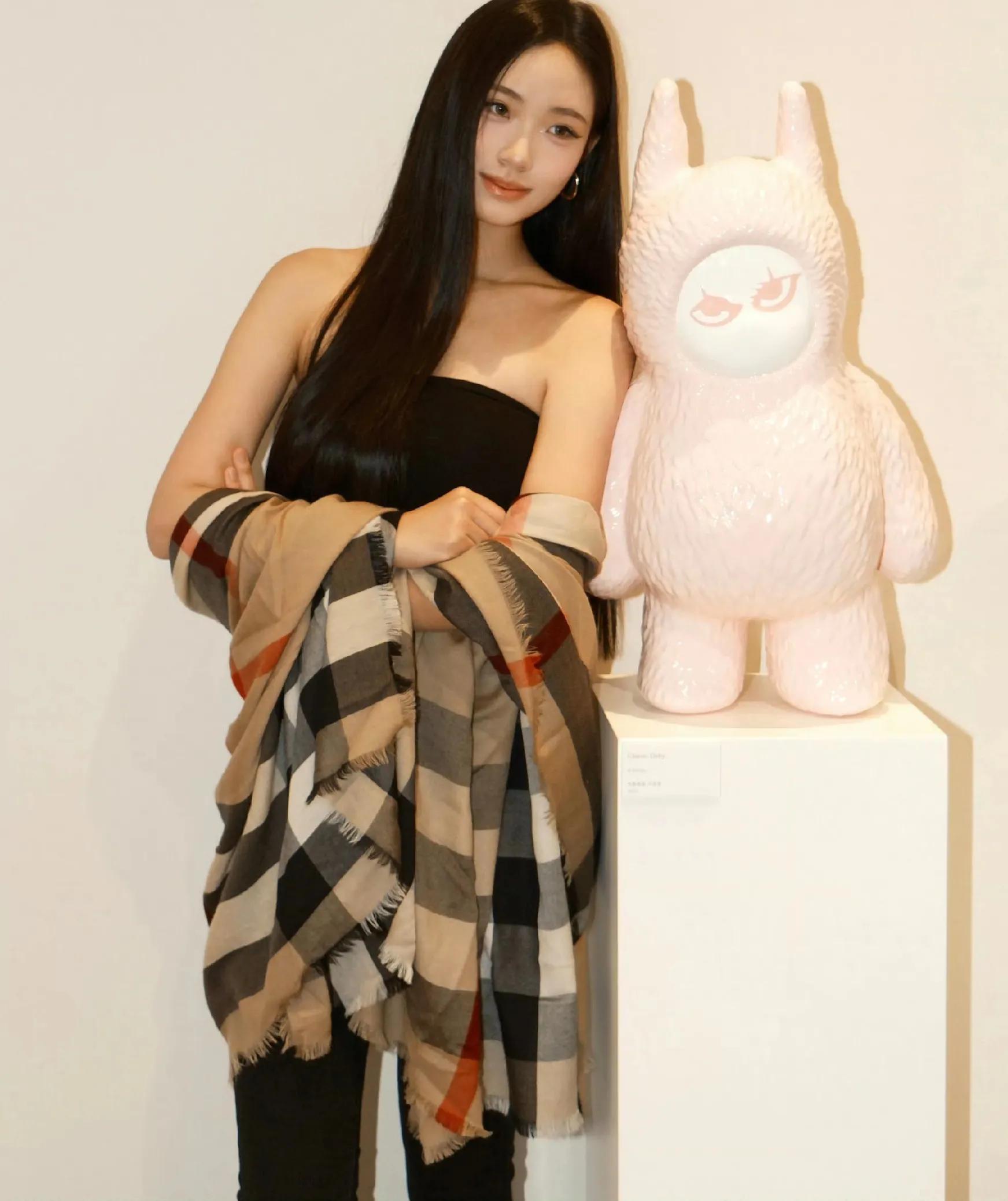 小S女兒在畫展上談及大S