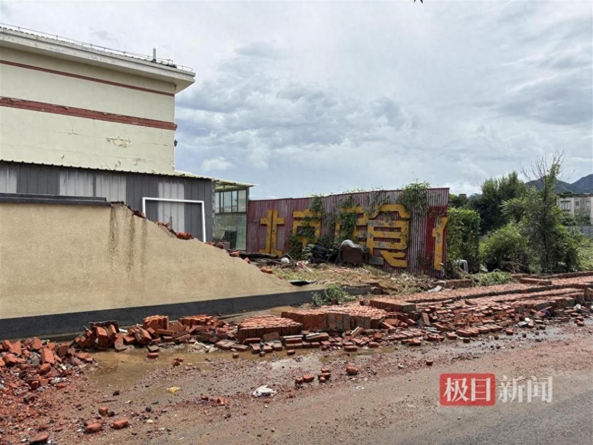 密云特大暴雨受災村民:開門被水沖跑