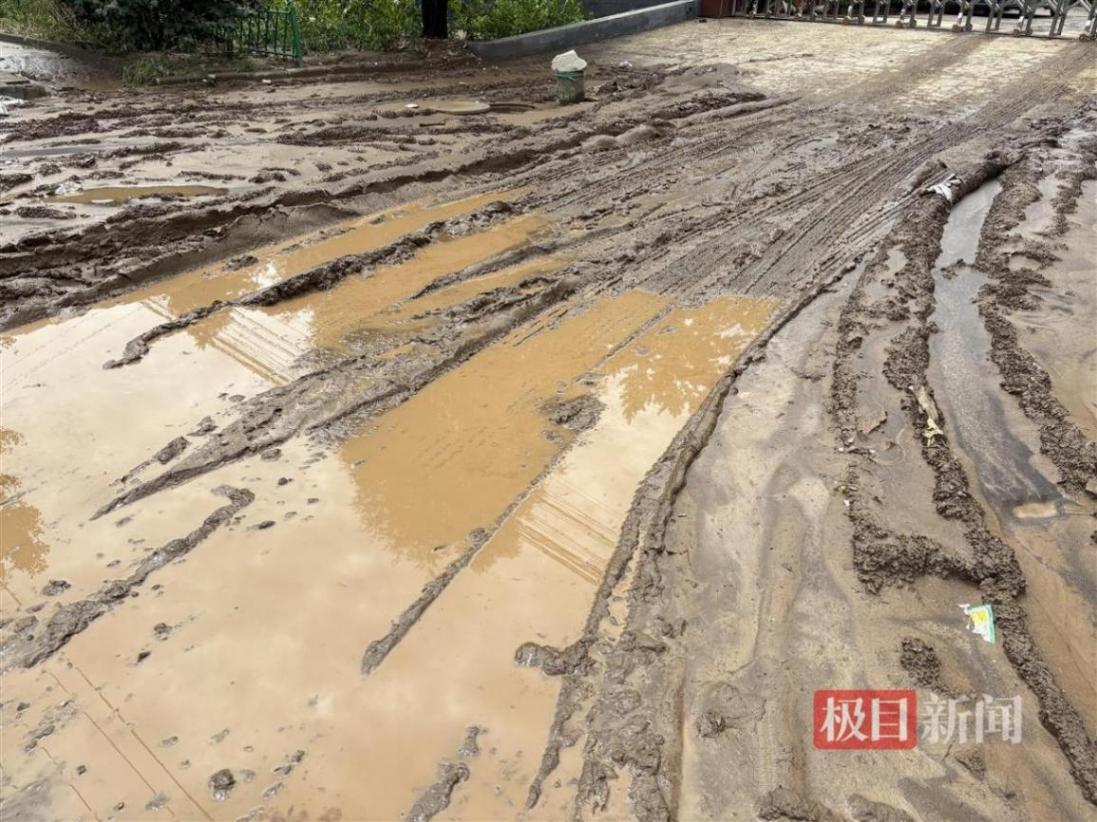 密云特大暴雨受災村民:開門被水沖跑