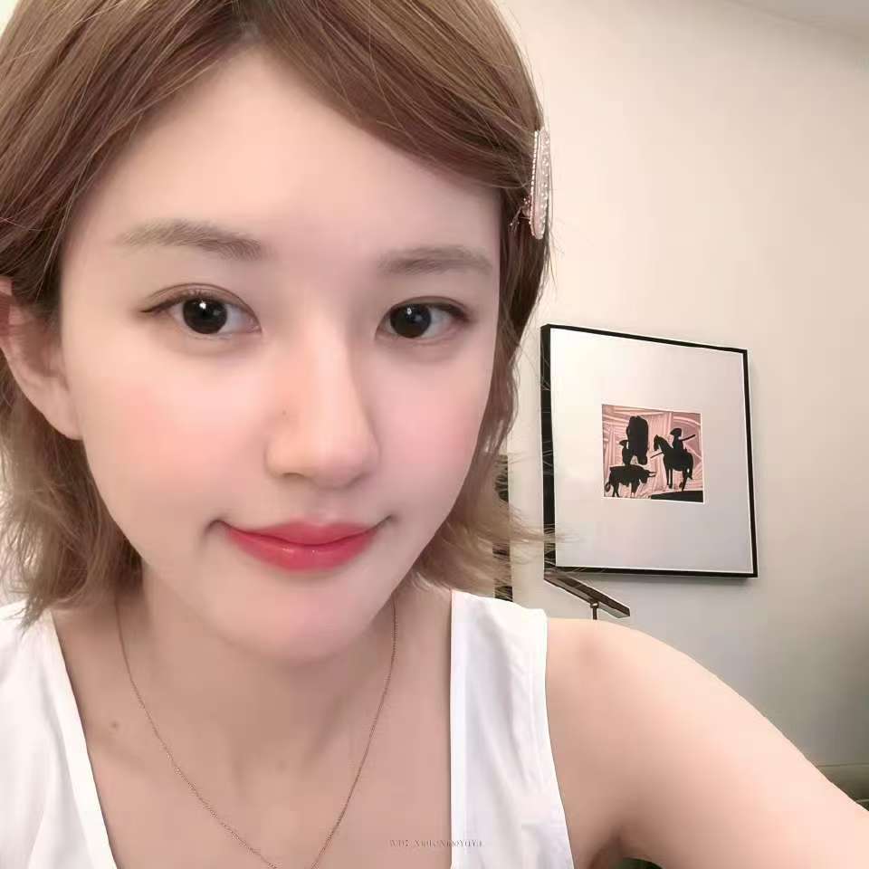 趙露思現身酒店 面無表情似有心事