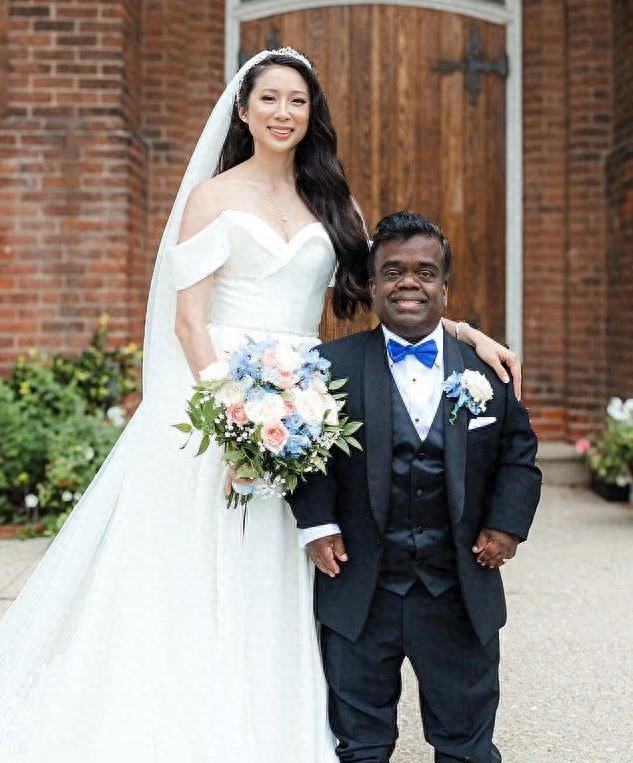 亞裔美女嫁給1.2米印度裔丈夫