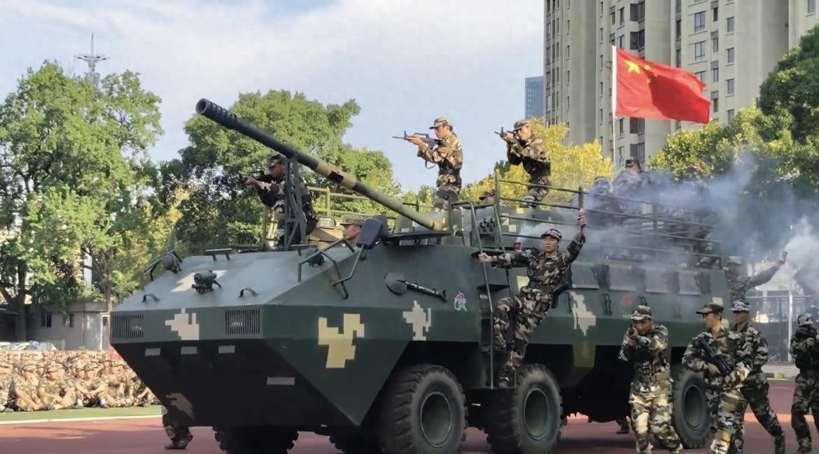 大學(xué)軍訓(xùn)“反恐大戰(zhàn)”堪比大片