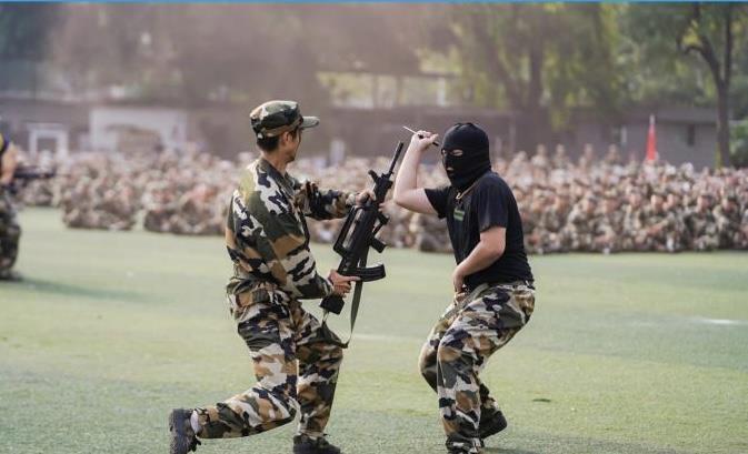 大學(xué)軍訓(xùn)“反恐大戰(zhàn)”堪比大片