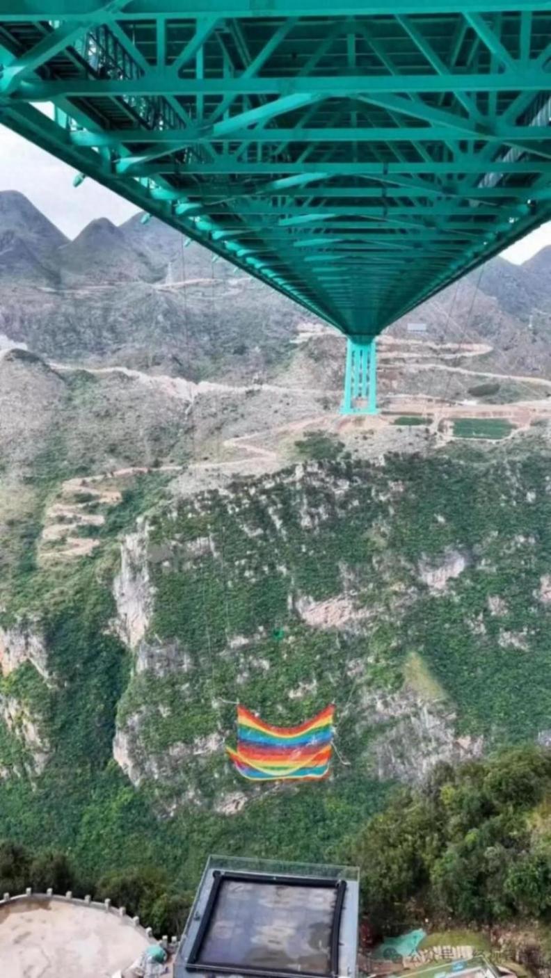 貴州“無繩蹦極”被叫停,景區:安全評估未完成,目前只進行了沙袋測試,未進行真人測試