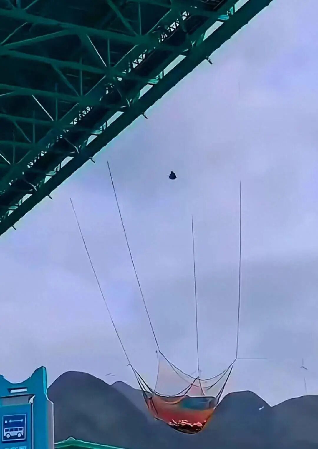 貴州“無繩蹦極”被叫停,景區:安全評估未完成,目前只進行了沙袋測試,未進行真人測試