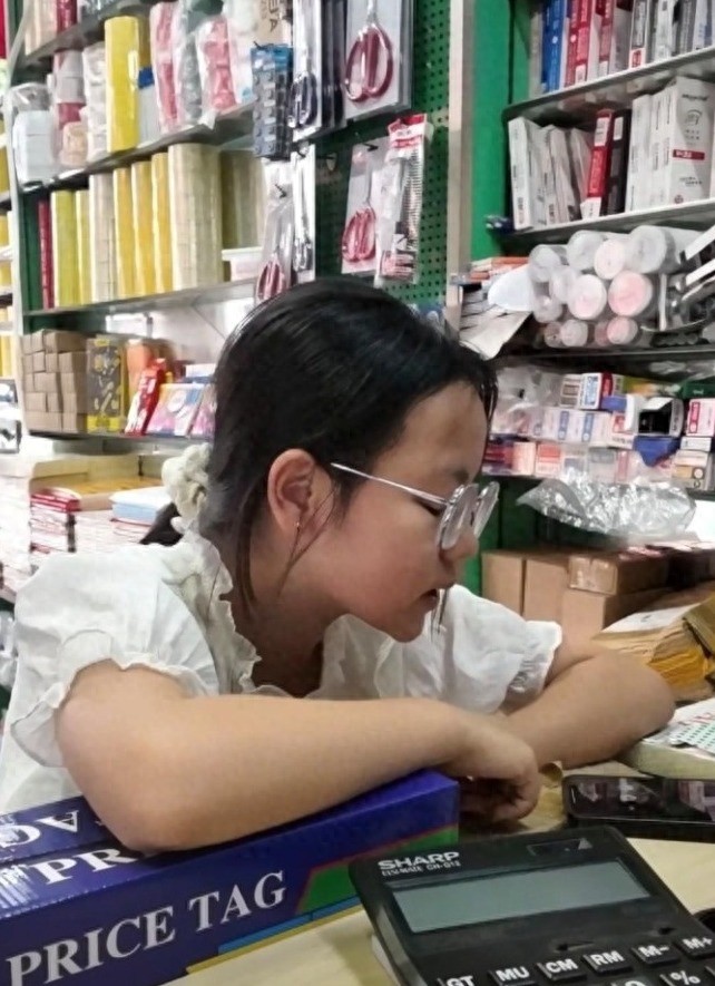 廣州12歲女孩用流利英文幫媽媽賣了10多萬元文具 媽媽:她把學費都賺回來了