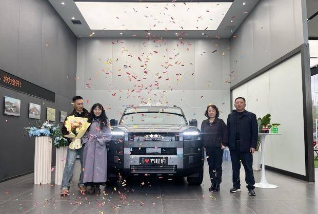 方程豹豹7雙色新車型正式交付,售價17.98萬元起